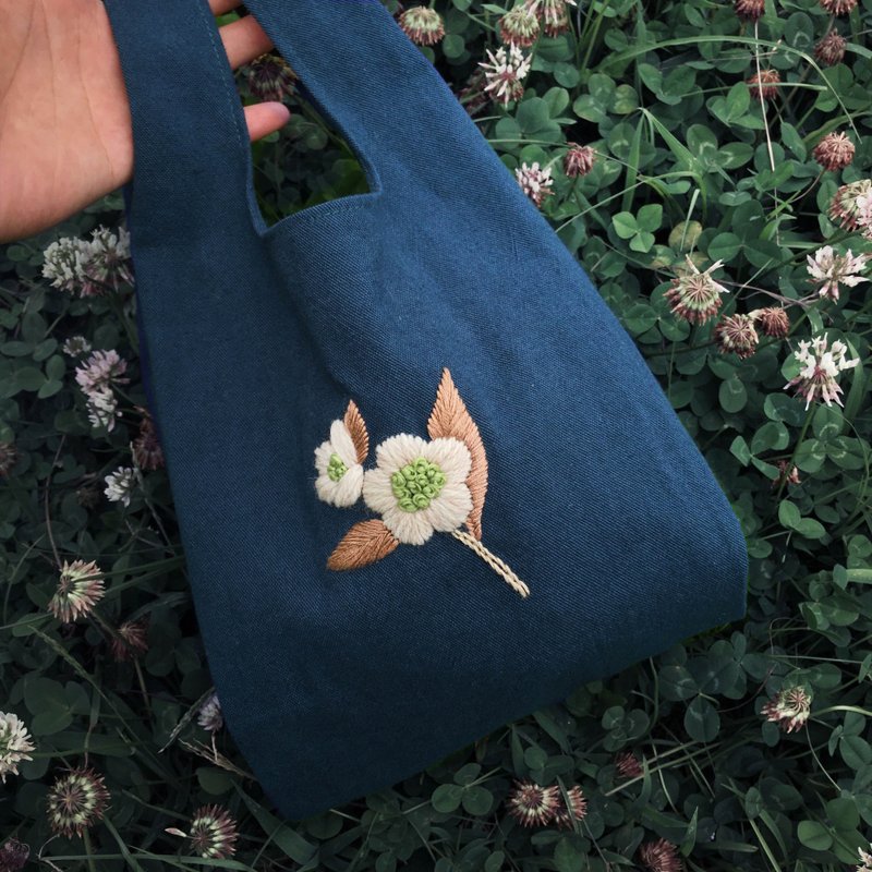 | 毛線手刺繡 x 棉麻布提袋 | 經典丹寧藍 | 減塑慢時光 | 購物袋 - 手提包/手提袋 - 棉．麻 藍色