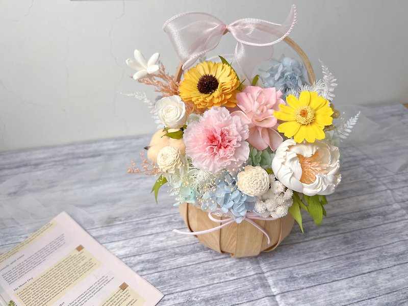 【flower-of-life】Spring small basket Japanese preserved flower basket birthday gift - ช่อดอกไม้แห้ง - พืช/ดอกไม้ หลากหลายสี