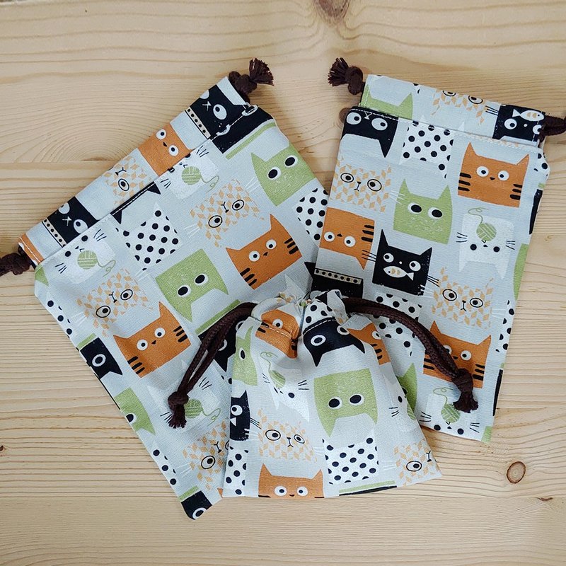 束口袋/防塵袋-貓咪吃魚 - 化妝包/收納袋 - 棉．麻 綠色