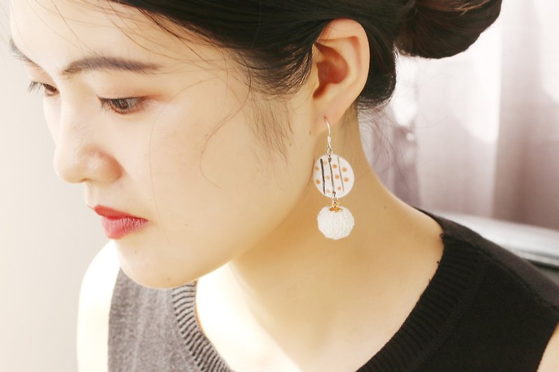 The round dotted line surface of the ceramic pure Silver ear clip earrings - ต่างหู - ดินเผา ขาว