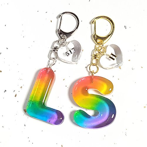 Slow Motion Gift Shop 【訂製】個人化 彩虹字母愛心鑰匙圈 自訂日期 英文字母