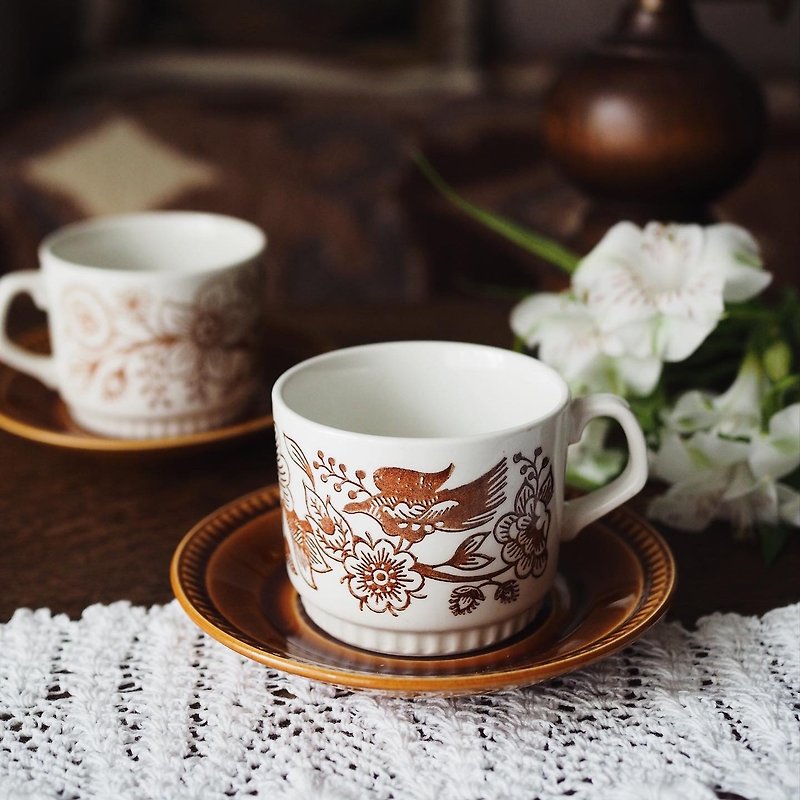 Medieval Belgian Boch bird and flower hand-painted coffee cup and saucer/tea cup and saucer - แก้วมัค/แก้วกาแฟ - ดินเผา สีนำ้ตาล