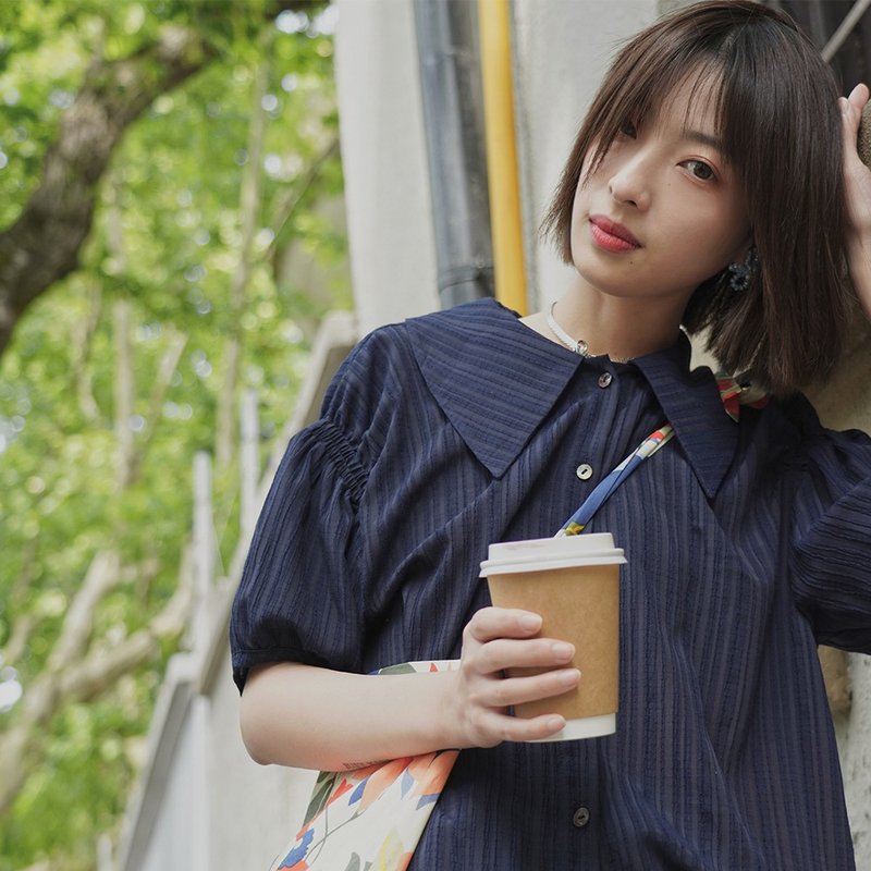藏青色肌理感大翻領襯衫|襯衫|夏款|粘膠+滌綸|Sora-486 - 女襯衫 - 其他人造纖維 