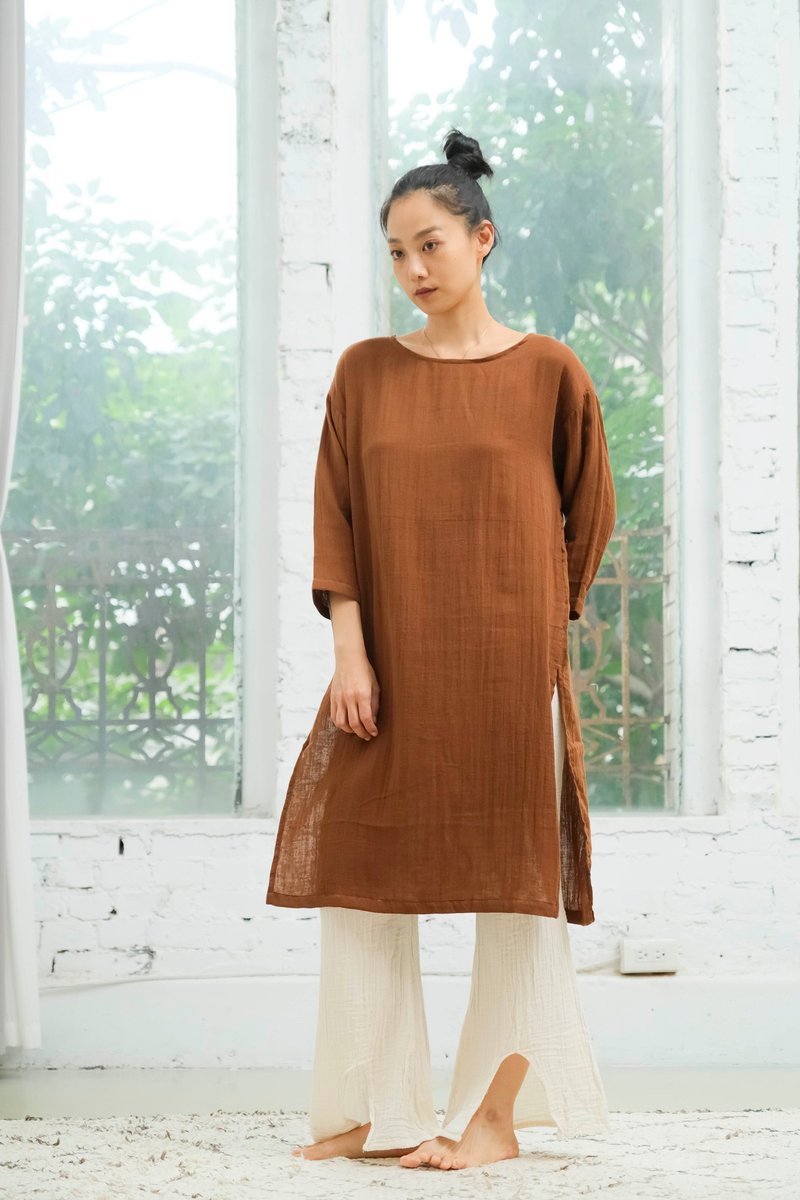 OMAKE long side slit caramel top - เสื้อผู้หญิง - ผ้าฝ้าย/ผ้าลินิน สีนำ้ตาล