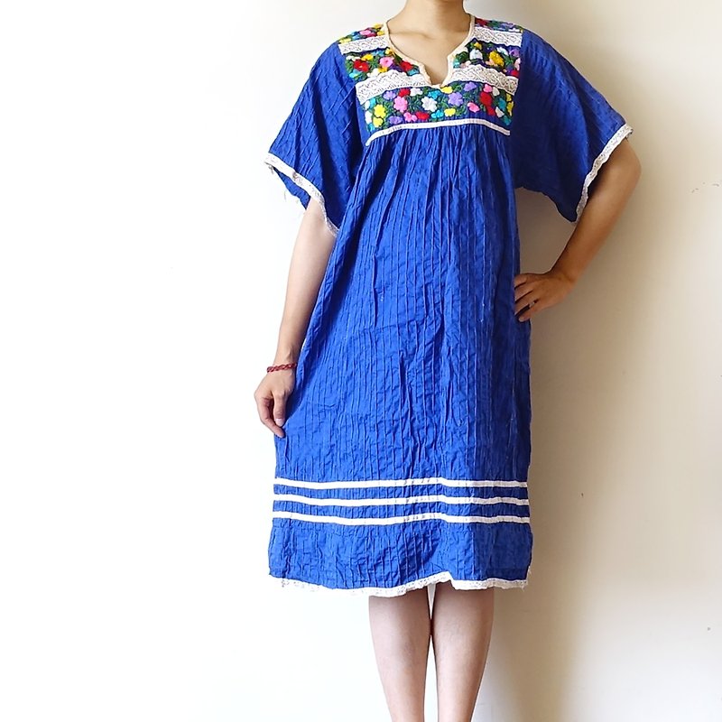 BajuTua /古著/ 70's墨西哥 寶藍色繡花蕾絲連身裙 - 連身裙 - 棉．麻 藍色