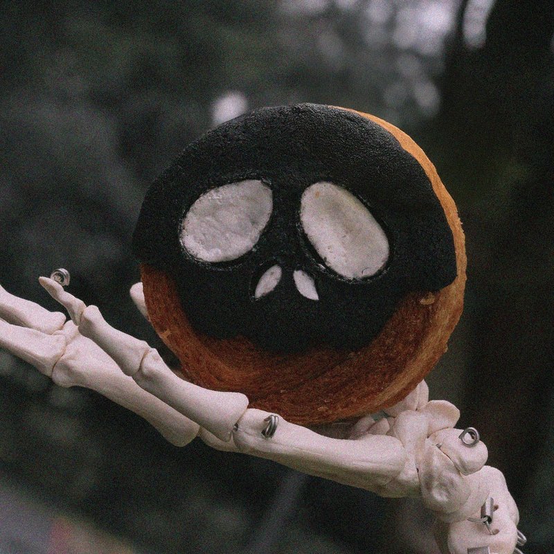 Black Skull Soft Cookies Rose Burst Filling Mille-feuille Croissant Halloween Limited Dessert - เค้กและของหวาน - อาหารสด สีดำ