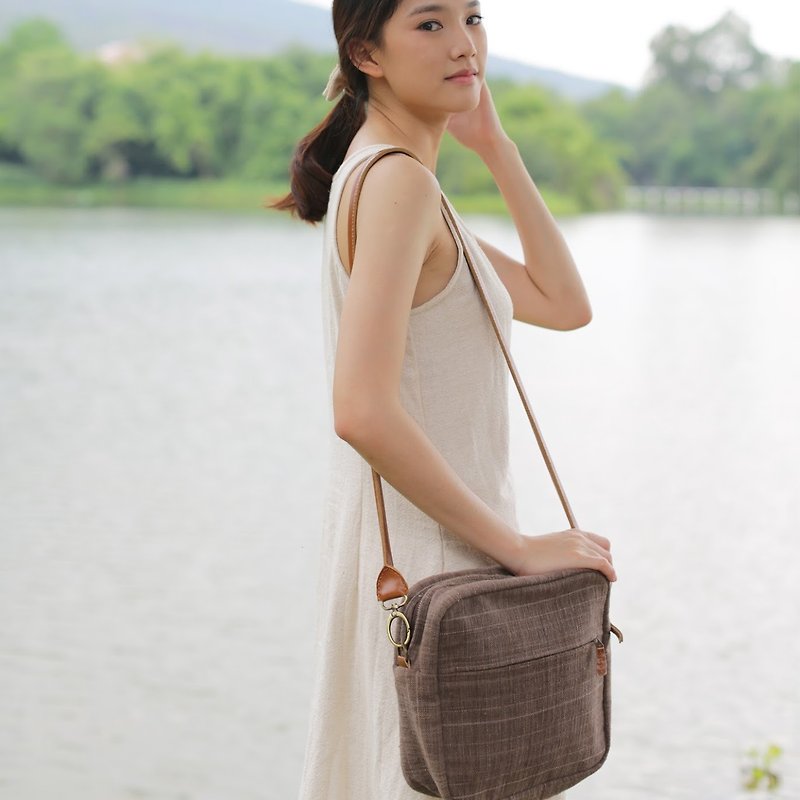 Cross-body Bags Little Tan Extra Bags Botanical Dyed Cotton Brown Color - กระเป๋าแมสเซนเจอร์ - ผ้าฝ้าย/ผ้าลินิน สีนำ้ตาล