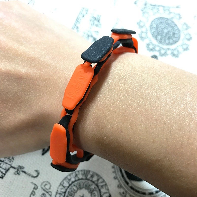 《戲手環》黑橘款【矽膠材質】 - 手鍊/手環 - 矽膠 多色