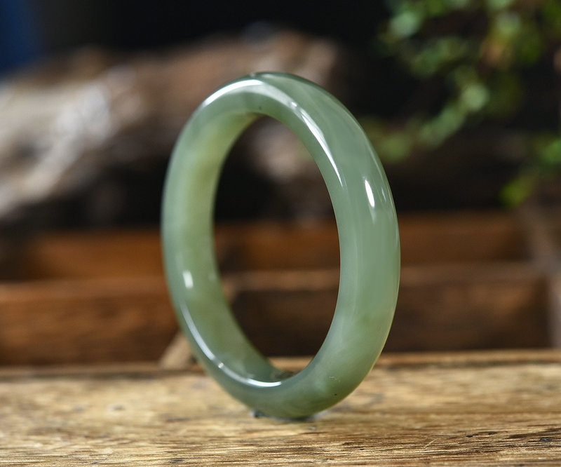 天然和田玉湖水綠手鐲  圈口55.3mm  水頭超好 - 手鍊/手環 - 玉石 