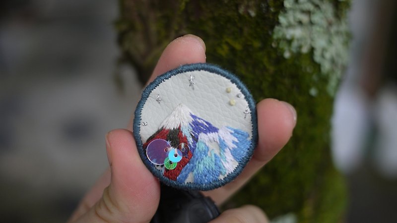 Mount Sumeru / Hand-embroidered brooch - เข็มกลัด - งานปัก 