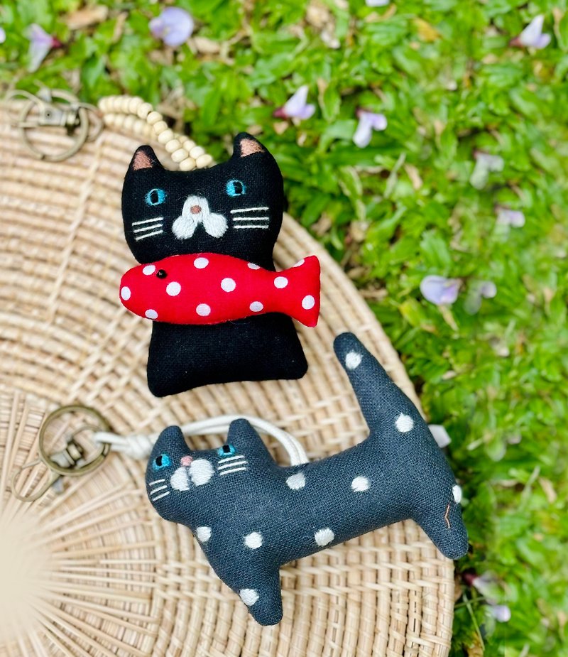 Key chain, key ring, bag charm, cute cat hand embroidery - Keychains - Cotton & Hemp 