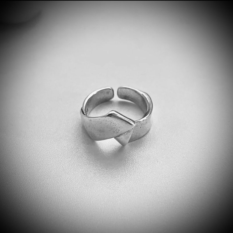 C&W s925 sterling silver old folding shape design simple and fashionable index finger ring - แหวนทั่วไป - เงินแท้ สีเงิน