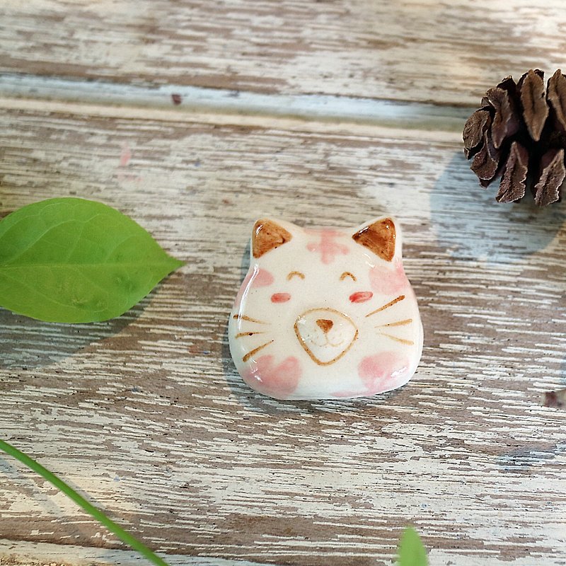 Rainbow cat brooch white-pink - Brooches - Pottery 