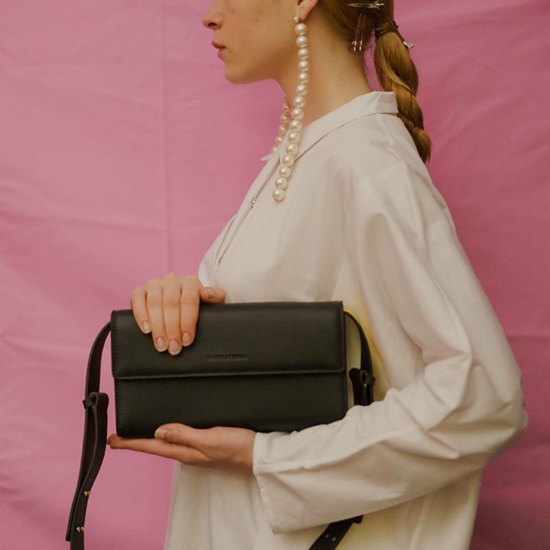 Accordion | Black dual-use crossbody bag handmade first layer cowhide leather commute dating minimalist design - กระเป๋าแมสเซนเจอร์ - หนังแท้ สีดำ
