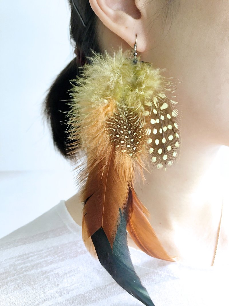 Market Treasure Hunt-Yellow Green Feather Earrings Ear Hook - ต่างหู - วัสดุอื่นๆ สีเหลือง