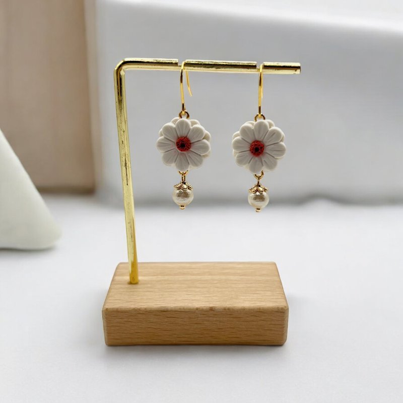 Flower resin earrings, Hydrangea resin earrings, Real floral earrings - ต่างหู - ดินเผา ขาว