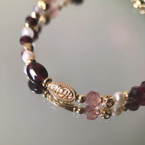 刺鳥 THORNBIRD JEWELRY 【一月生日石】玫瑰的煙硝色 | 石榴石珍珠手鍊 長度可調 草莓晶