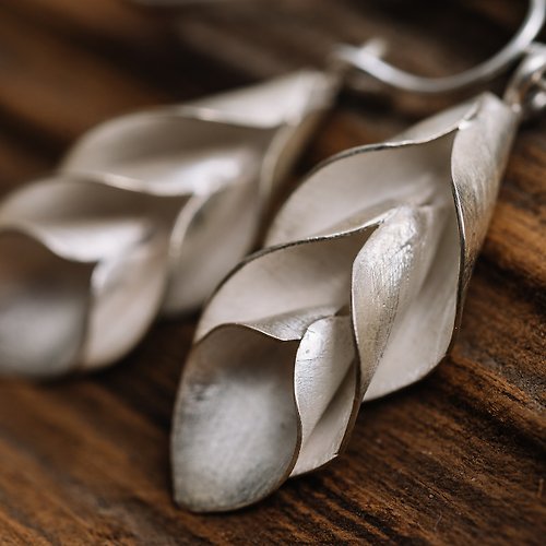 Stories of silver and silk Three hanging Calla lily flowers handmade silver earrings (E0205)