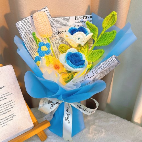 TheBloomCrafter 畢業禮物 畢業花束 客製化禮物2025手工鉤編的藍玫瑰、百合、絨球