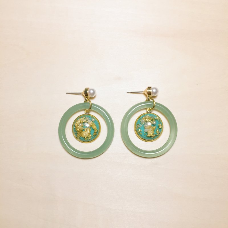 Vintage Green Circle Gold Foil Pearl Ball Earrings - ต่างหู - เรซิน สีเขียว