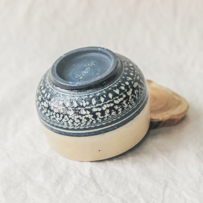 Pottery made. Modern blue and white pottery cobalt blue flower tea cup - ถ้วย - ดินเผา สีกากี