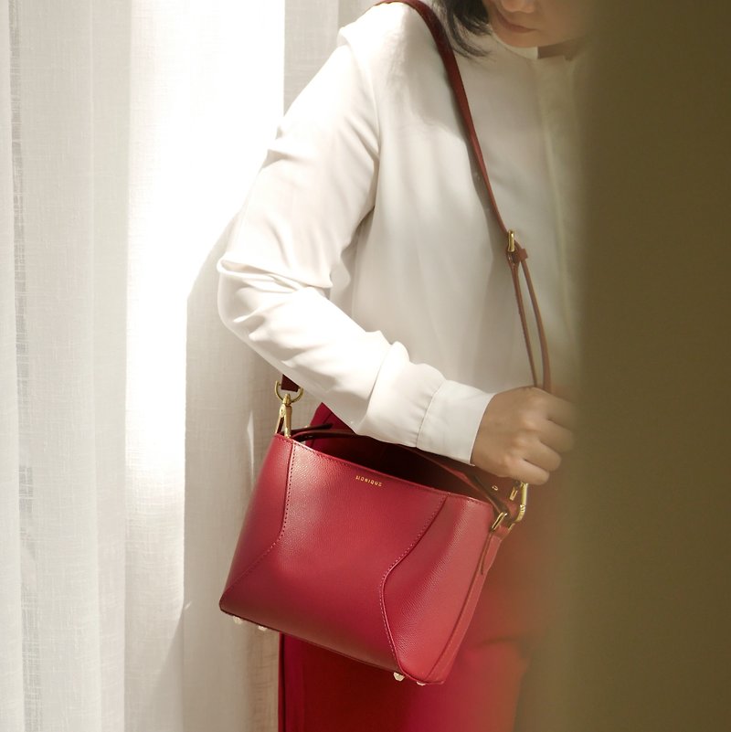 MONIQUE ATELIER กระเป๋าถือรุ่น Alexis Mini Handbag - กระเป๋าถือ - หนังแท้ สีแดง