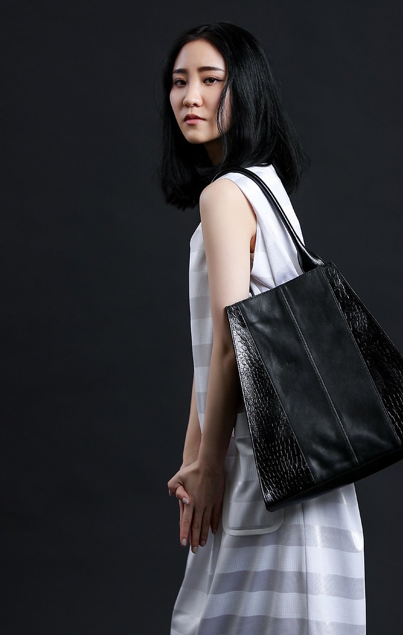Trapezoidal personality cutting is very simple while carrying leather side backpack black - กระเป๋าแมสเซนเจอร์ - หนังแท้ สีดำ