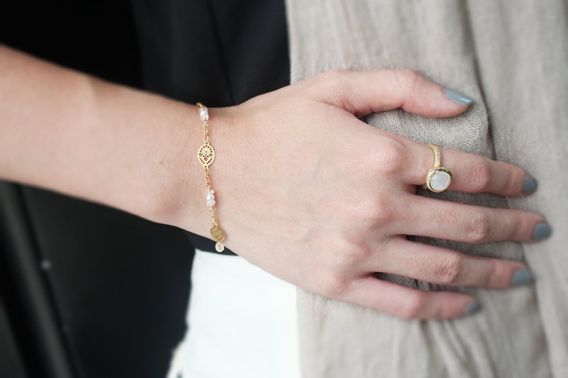 【JUNE 6-birthstone- Moonstone】flowers and leaves bracelet (adjustable) - Bracelets - Gemstone White
