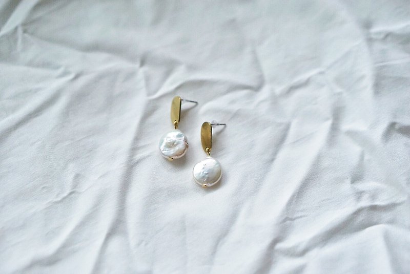 Clouds-Be The Cloud Collection | Natural irregular pearl earrings - ต่างหู - ไข่มุก 