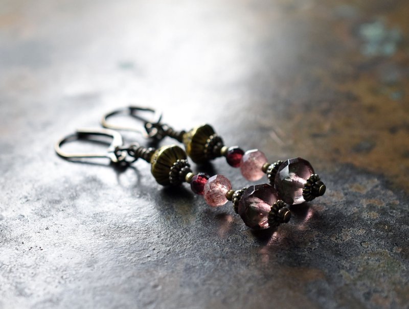 Uranium glass and lotus brass, strawberry quartz and garnet earrings - Earrings & Clip-ons - Glass Purple