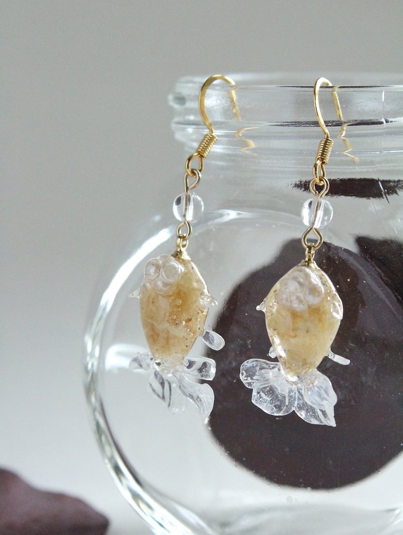 【UV Resin】White 3D resin clay goldfish earrings / clip-on - Earrings & Clip-ons - Resin White