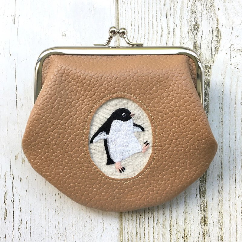 Adélie penguin embroidery kiss lock bag - กระเป๋าใส่เหรียญ - หนังเทียม สีนำ้ตาล