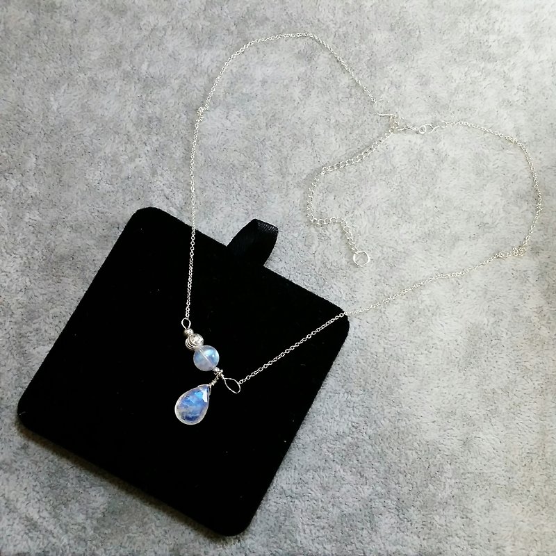 Custom-made 7 /8 mm strong light round bead Stone, 12mm long faceted Stone, with sterling silver beads sterling silver clavicle necklace 7/8MM moonstone with 12mm raindrop shape moonstone 925 silver necklace - Necklaces - Gemstone Blue