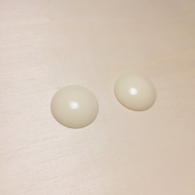 Retro beige flat round earrings Clip-On - ต่างหู - เรซิน ขาว