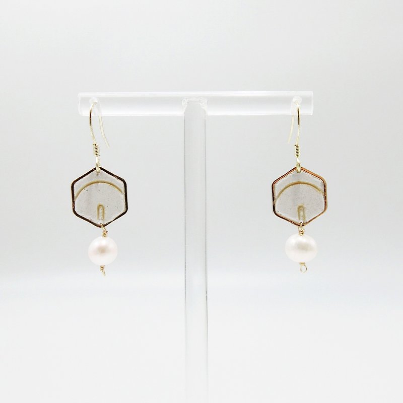 六角線條珍珠垂吊耳環(生日禮物/情人禮物) - 耳環/耳夾 - 水泥 金色