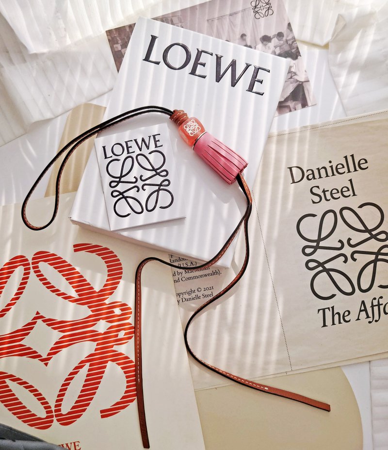 中古美品 帶標籤及盒 Loewe 骰子流蘇包包掛飾 掛件 鎖匙扣鑰匙圈 - 鑰匙圈/鑰匙包 - 真皮 粉紅色