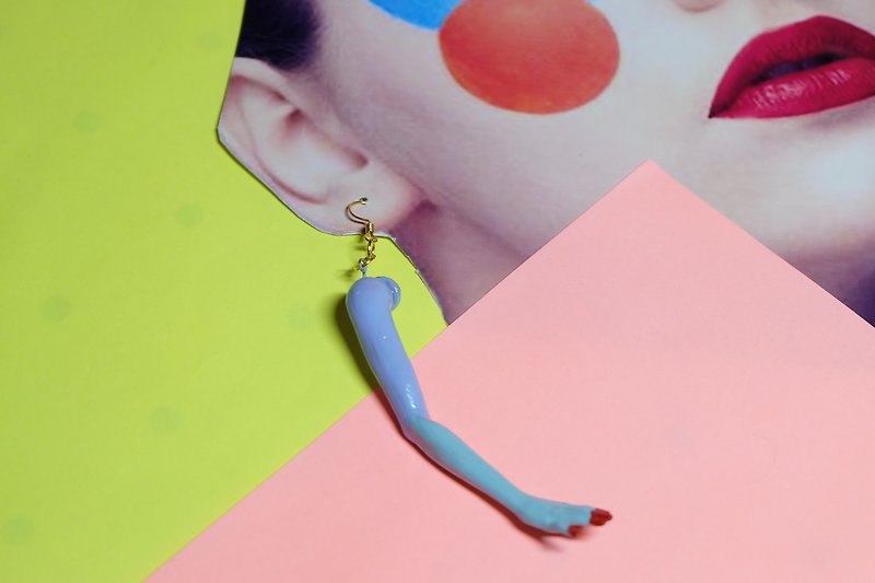 手繪藍紫色系趣怪玩味改造怪誕荒延芭比一對手臂耳環/交換禮物 - 耳環/耳夾 - 塑膠 藍色
