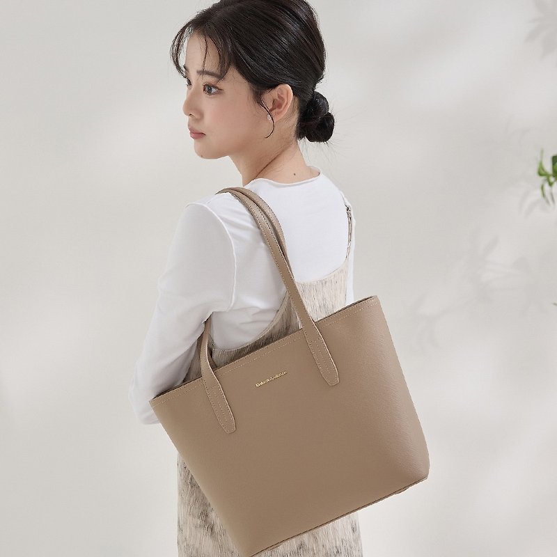 【Kim Anderson】KATE intellectual tote bag-milk tea color - Handbags & Totes - Faux Leather Khaki