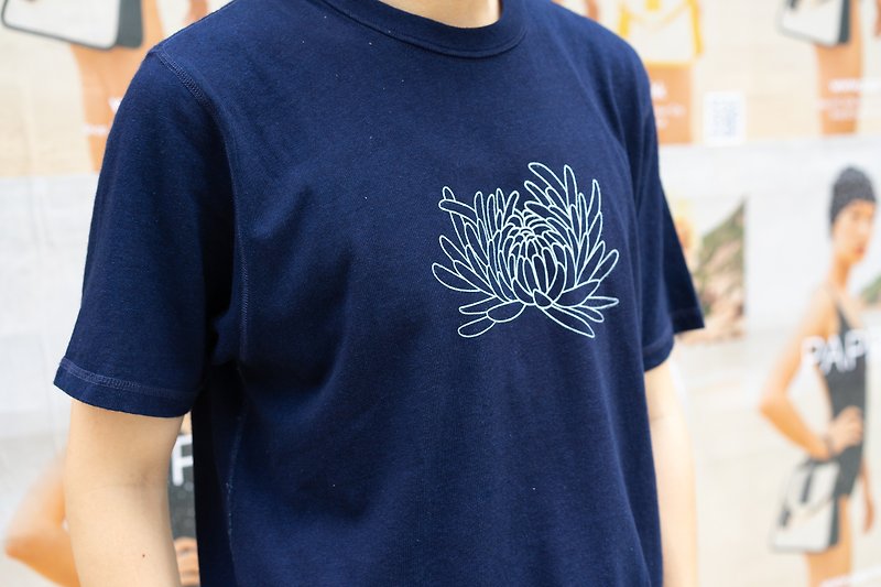 ナチュラルプラントブルー染めた菊のシルクスクリーンTシャツ（ダークブルー） - トップス ユニセックス - コットン・麻 ブルー