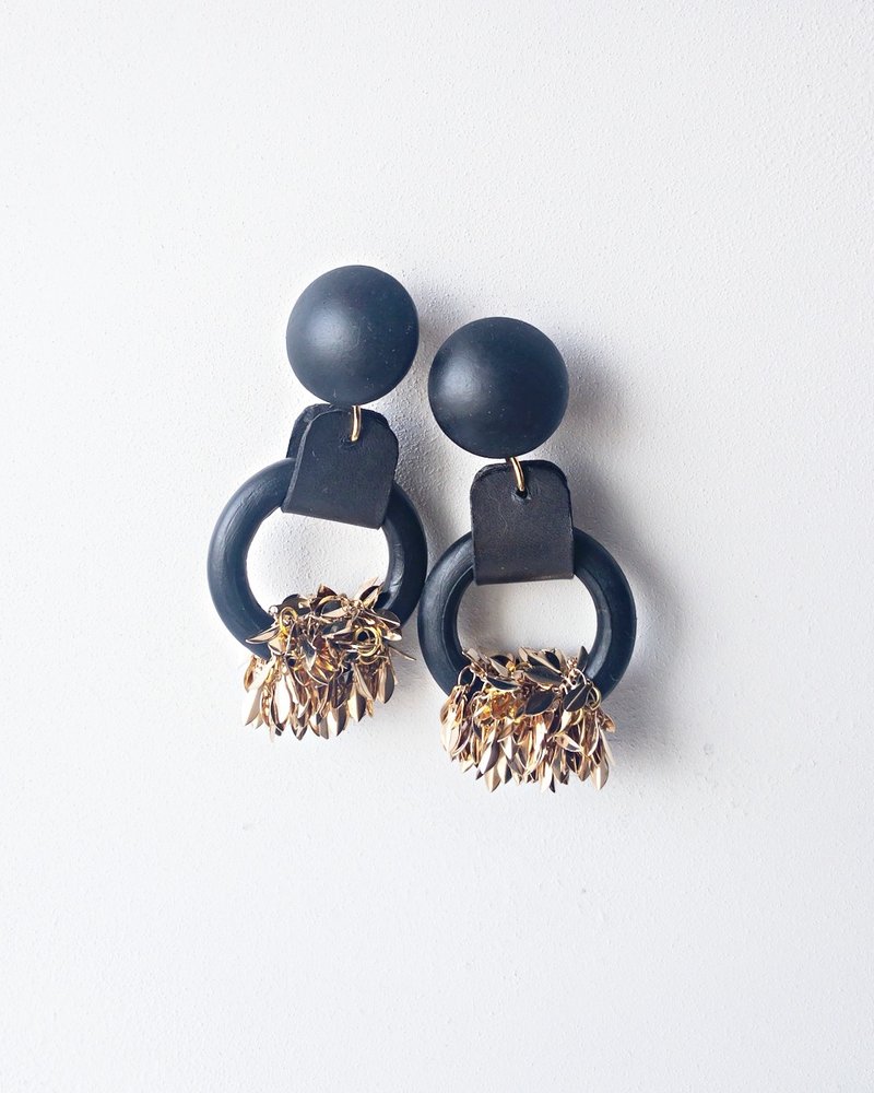 Galaxy 2way earrings /floating/ Interchangeable  circle - 耳環/耳夾/耳骨夾 - 木頭 黑色