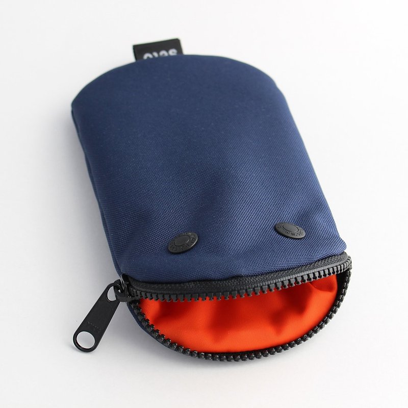 The creature iPhone case　Pencil case　Oval　Navy - กระเป๋าเครื่องสำอาง - เส้นใยสังเคราะห์ สีน้ำเงิน