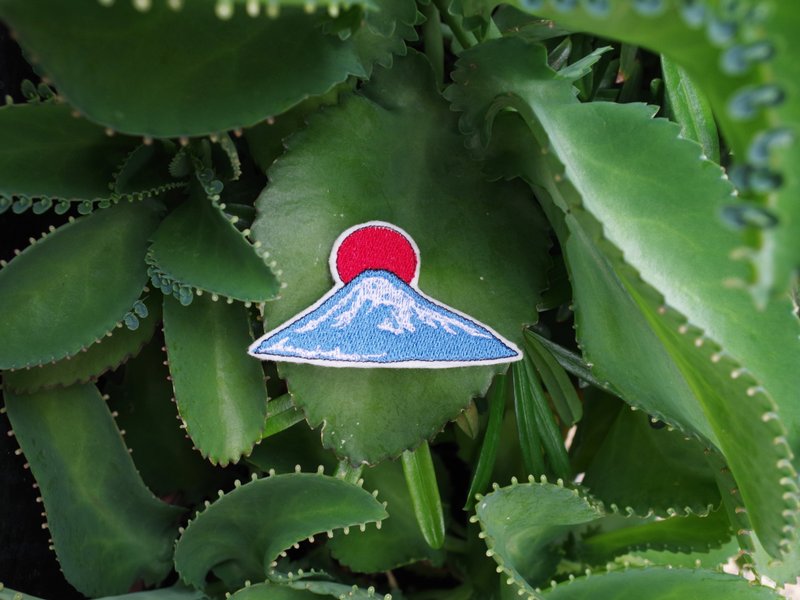 Mount Fuji embroidery pin/embroidery sticker (1 piece) __ Embroidery, Christmas gifts, illustrations, free shipping - เข็มกลัด/พิน - งานปัก สีน้ำเงิน