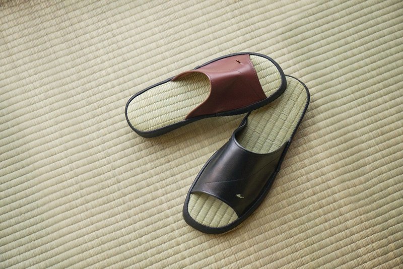 Tatami Sandal Slippers Brown Wrapped in Kyushu-produced rush grass and Himeji leather Relaxing slippers that can be worn barefoot Indoors and outdoors Made in Japan - Slippers - Genuine Leather Brown