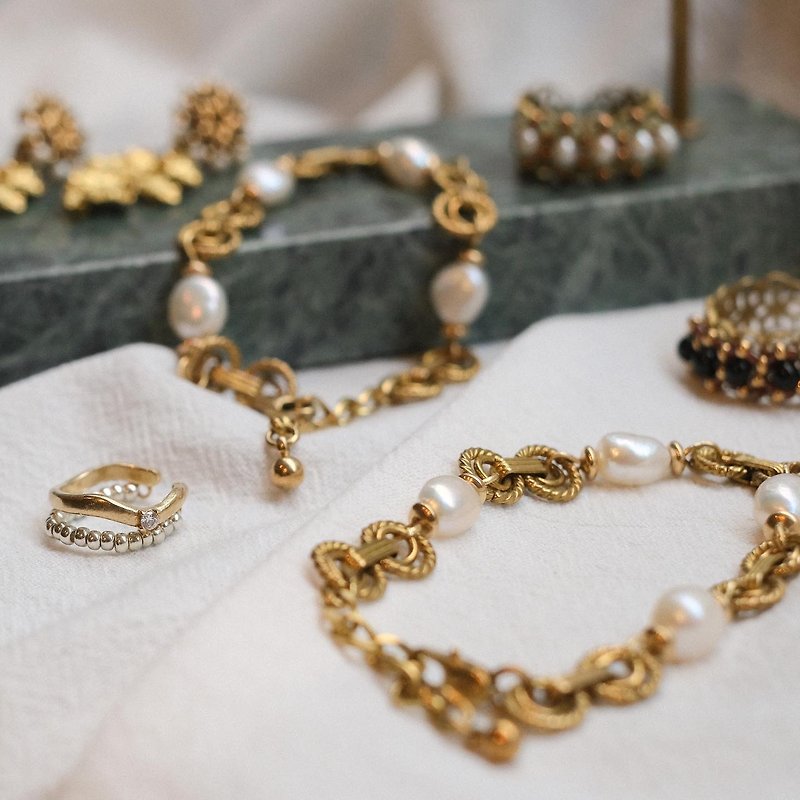 Hepburn Pearl Bracelet Bronze Bracelet Baroque Pearl Vintage Bronze Gift - สร้อยข้อมือ - ทองแดงทองเหลือง สีทอง