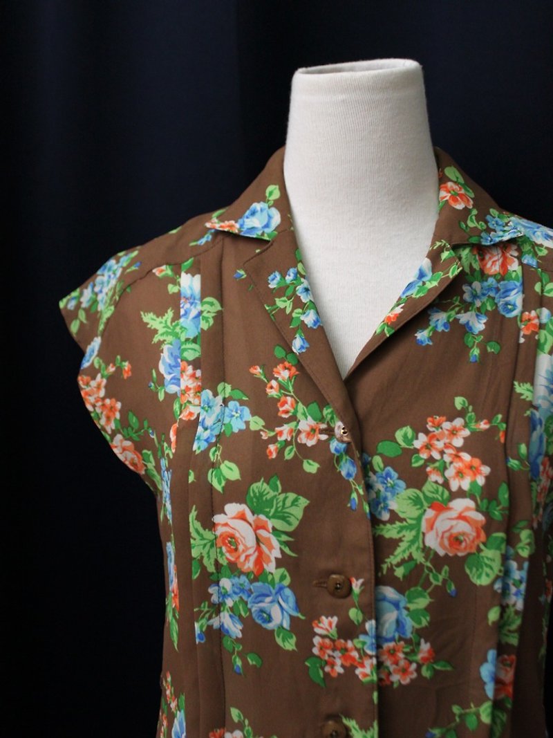 【RE0608T050】 retro rose flowers brown shoulder short-sleeved ancient shirt - เสื้อเชิ้ตผู้หญิง - เส้นใยสังเคราะห์ สีนำ้ตาล