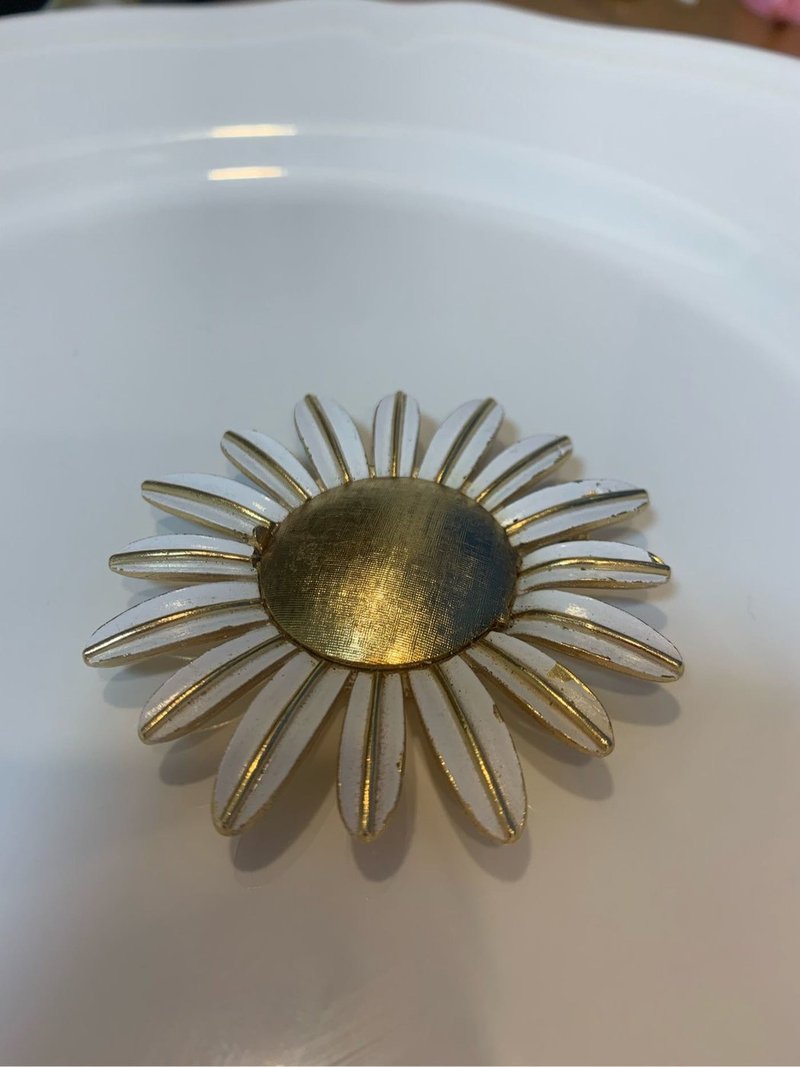 Vintage AVON Sunflower Balm Box - Brooches - Other Metals 