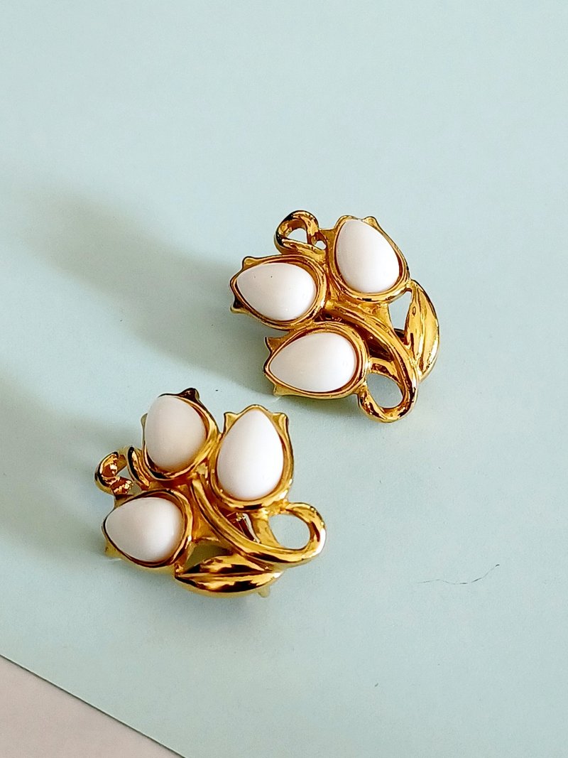 vintage jewelry Trifari 典雅牛奶玻璃花穗 夾式耳環 - 耳環/耳夾/耳骨夾 - 其他金屬 