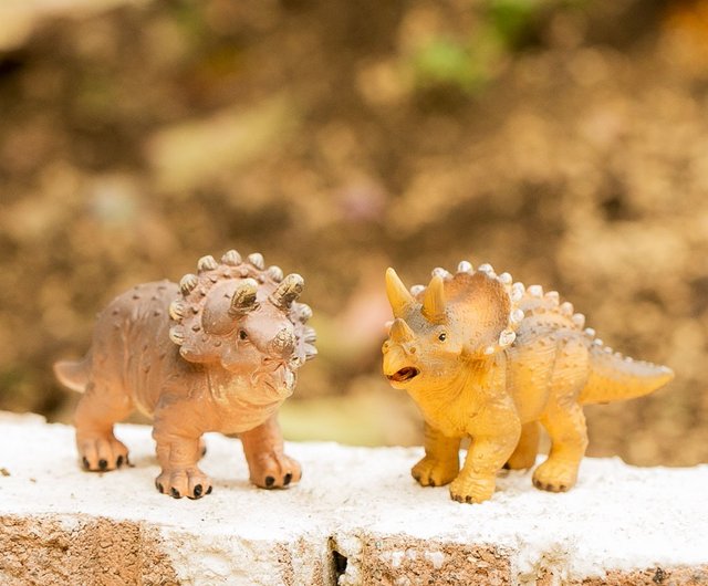 デバリエ トリケラトプス 恐竜 置物 ガーデニング リアル