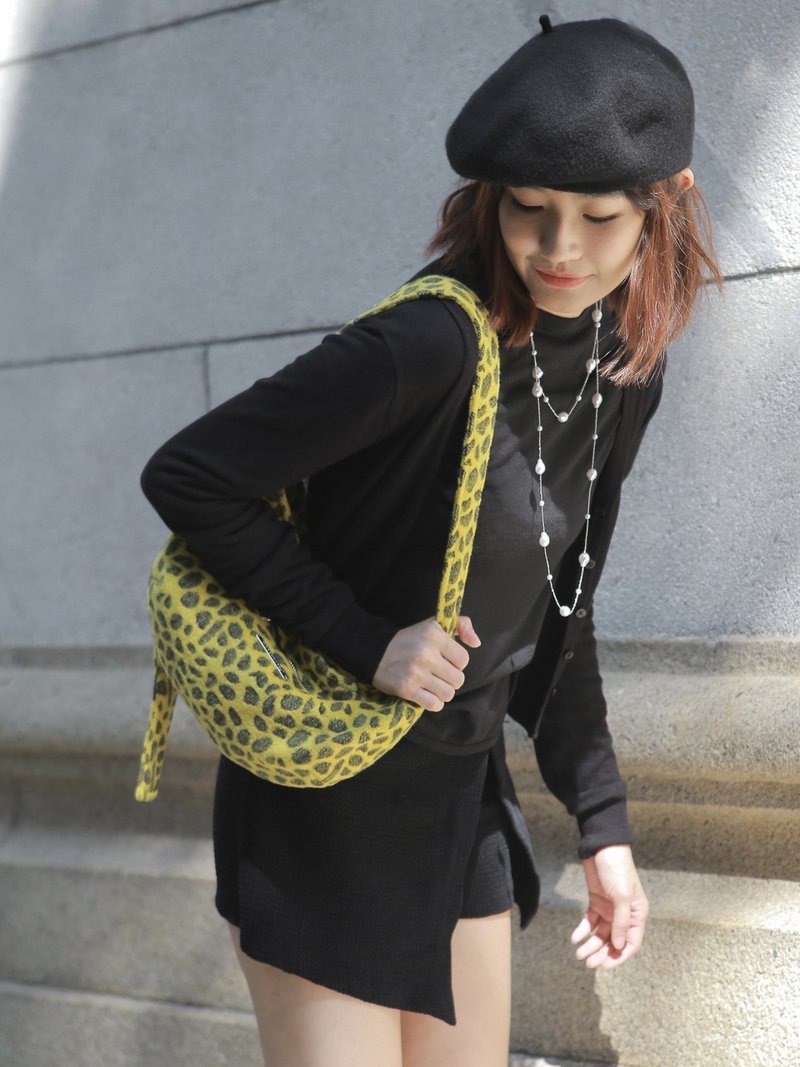 HIDDENNOTES/Original unisex woolen leopard print crossbody bag crossbody bag - กระเป๋าแมสเซนเจอร์ - ขนแกะ สีเหลือง