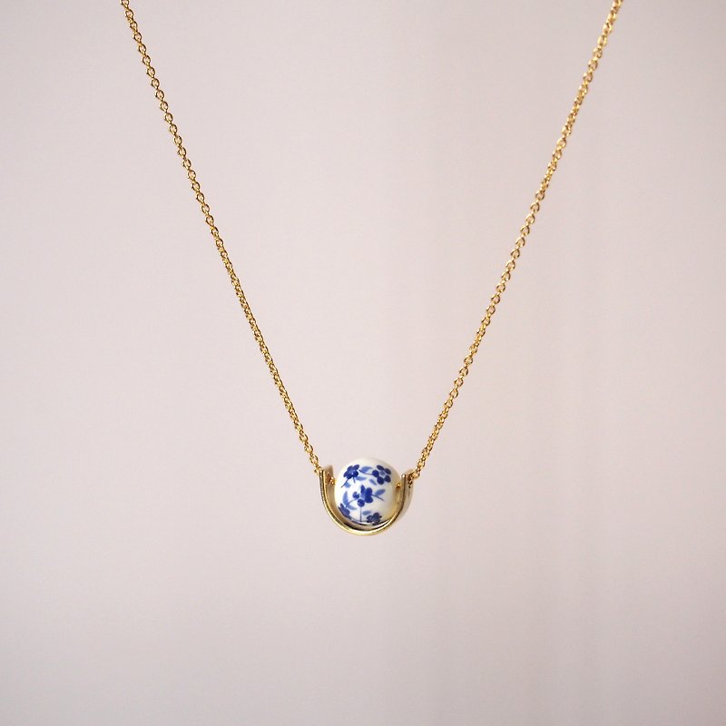 "KeepitPetite" retro blue and white ceramic flower beads · · swing · gold-plated necklace (45cm) gift - Necklaces - Porcelain Blue